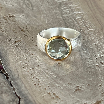 Ring 925 Sterlingsilber mit wunderschönem facettiertem grünen Amethyst. Die Umrandung des Steins ist Silber matt/vergoldet