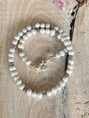 Einzelanfertigung Süsswasserperlen-Kette weiss mit 925 Sterlingsilberteilchen 45,5cm