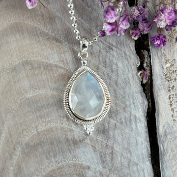 Anhänger Tropfen mit facettiertem Regenbogen Mondstein 26x16 mm