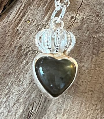 Hübscher kleiner Herz-Anhänger mit Labradorit,das Krönchen ist 925 Sterlingsiber 2,2cm x 1,2cm