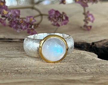Ring 925 Sterlingsilber mit wunderschönem Regenbogen Mondstein. Die Umrandung des Steins ist Silber matt/vergoldet