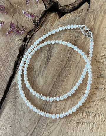 Einzelanfertigung Süsswasserperlen-Kette weiss mit 925 Sterlingsilberverschluss und Silberteilchen 45,5cm lang und 5mm