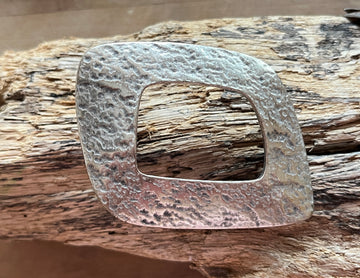 Wechselschnalle ganz schlicht, silberfarben leicht geschwärzt,gehämmerter Look. 5x6,5cm, massiv Metall. Passend für Gürtel bis 4cm Breite