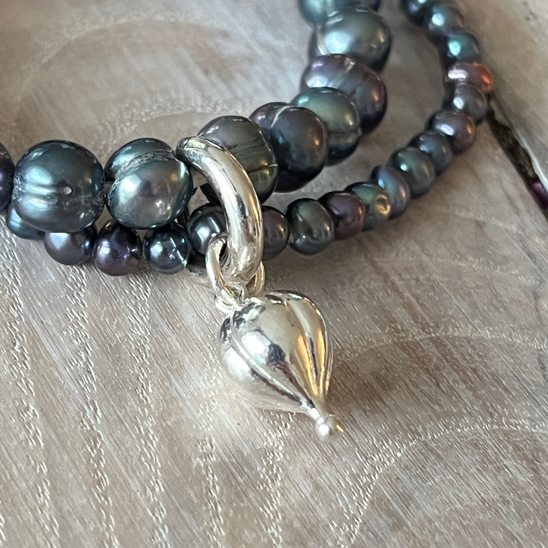 1 Süsswasserperle obergine 8mm, 1 Süsswasserperle dunkelgrau, der schöne Tropfen und das miniteilchen Stern sind 925 Sterlingsilber