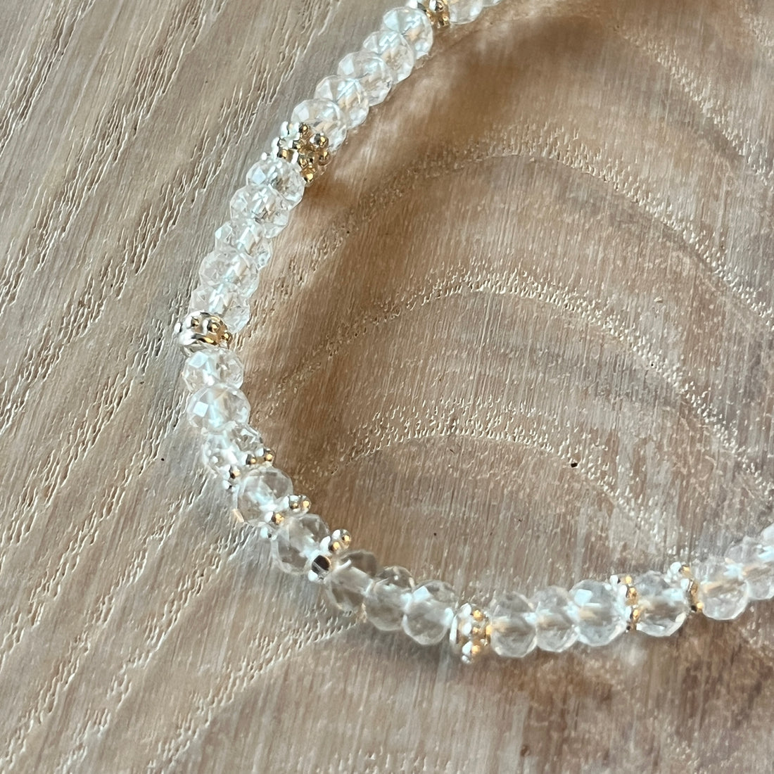 Wunderschönes elast Bergkristallarmband mit 925 Siterlingsilberkugeln 5mm