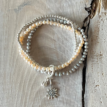 ein Armband Süsswasserperlen weiss und hellgrau je 3mm und ein 925 Silberkugel-Armband 3mm, das Edelweiss und das Kügeli sind 925 Sterlingsilber