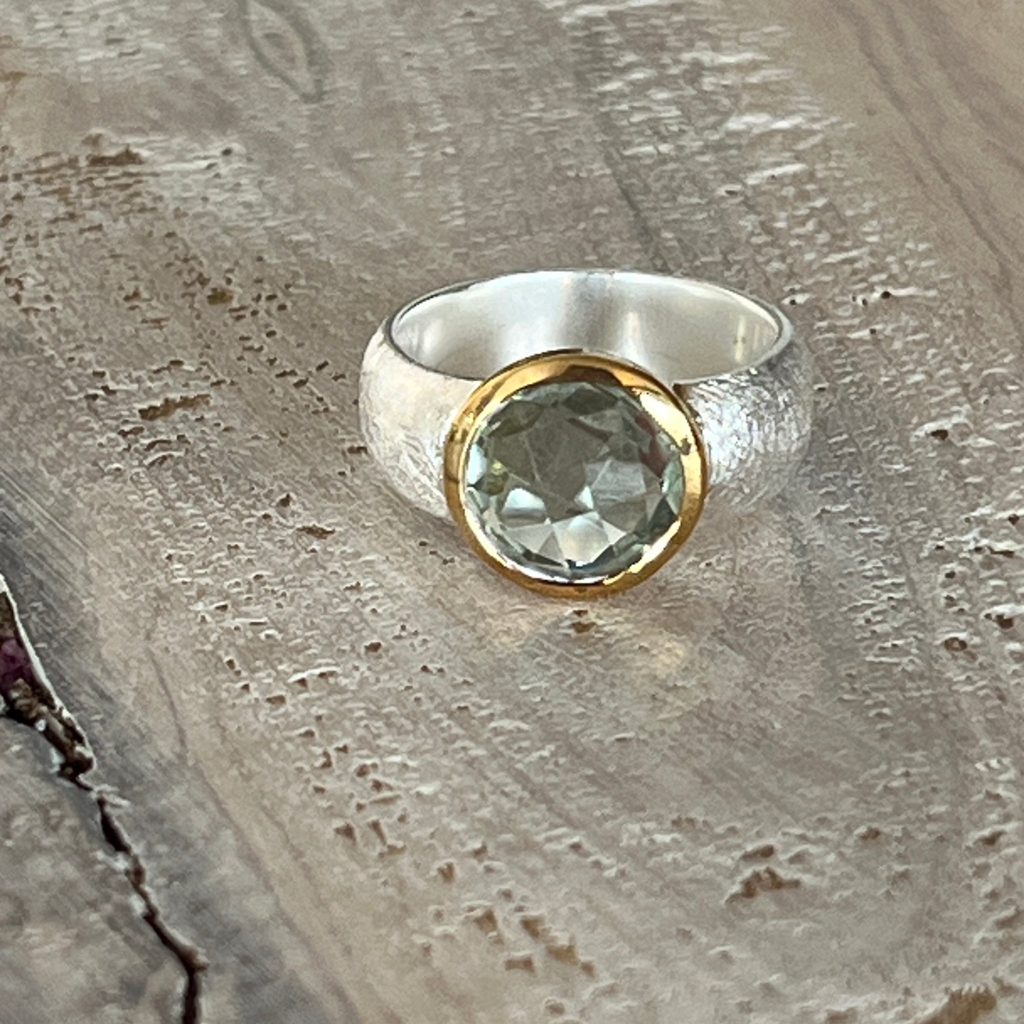 Ring 925 Sterlingsilber mit wunderschönem facettiertem grünen Amethyst. Die Umrandung des Steins ist Silber matt/vergoldet