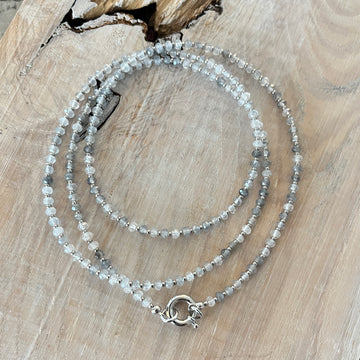 Traumhaft schöne 4mm Silberquarzkette und 925 Sterlingsilberteilchen, der Ringverschluss ist zum öffnen. Kettenlänge 85cm. Ohne Anhänger