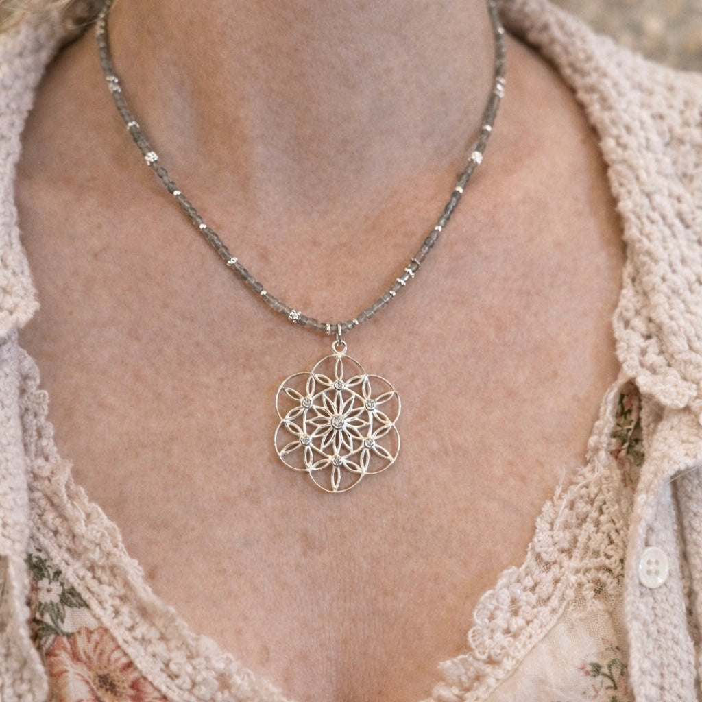 Traumhaft schöne 3mm Labradorit und 925 Sterlingsilberteilchen. Kettenlänge  40cm mit Verlängerung 44cm. Ohne Anhänger