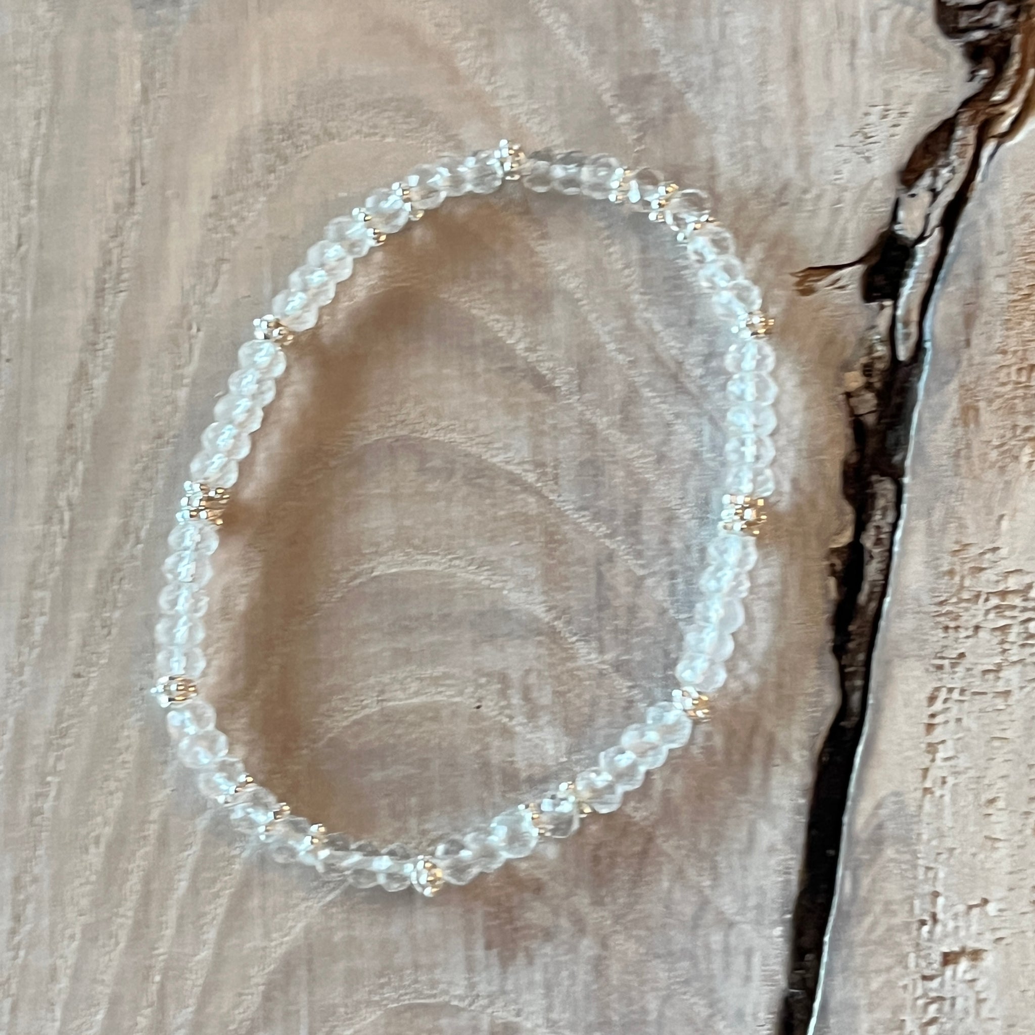 Wunderschönes elast Bergkristallarmband mit 925 Siterlingsilberkugeln 5mm