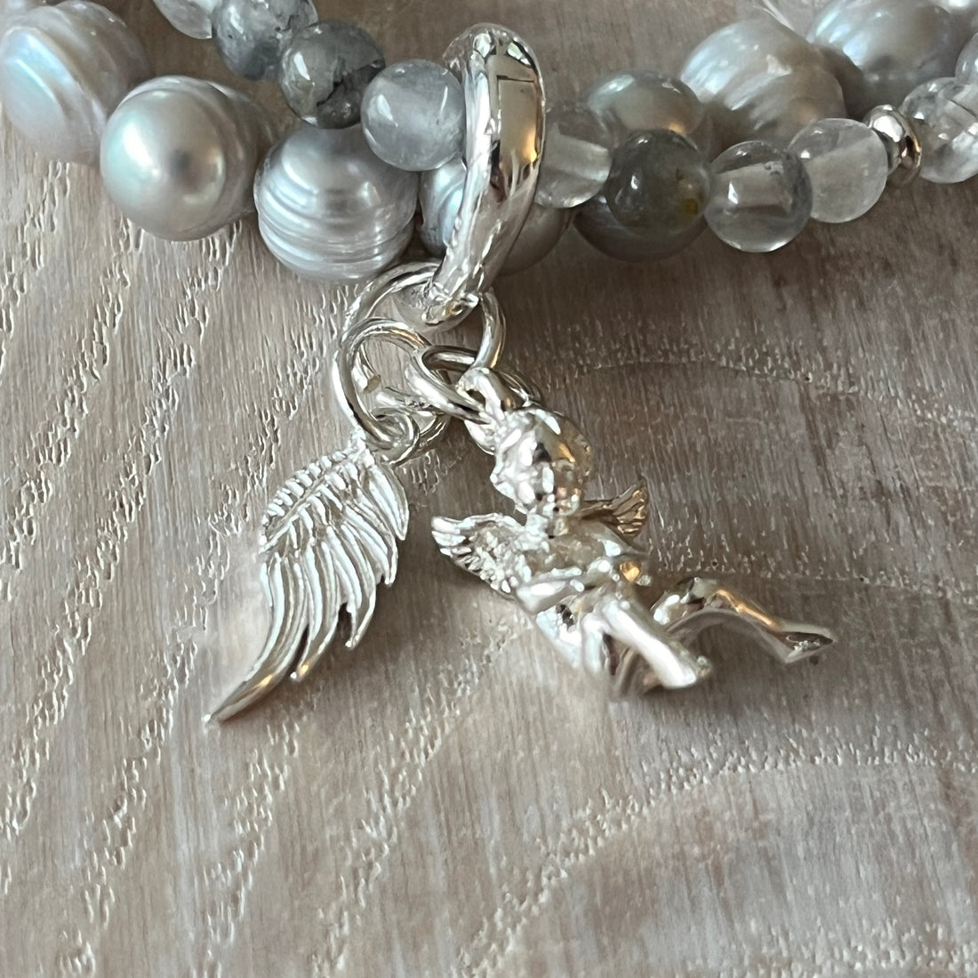 Elast Armband mit Süsswasserperle 8mm grau. 1  Edelsteinarmband Labradorit 5mm mit  925 Silberteilchen und ein Verschluss zum öffnen mit kleinem Engel und und kleiner Feder 925 Sterlingsilber