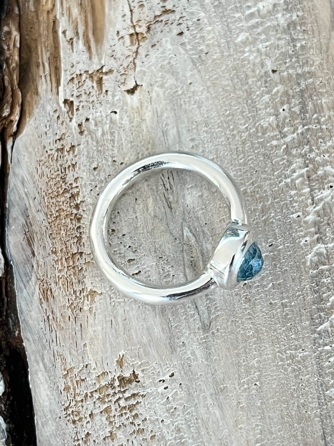 Ring 925 Sterlingsilber mit wunderschönem schlichten Design mit bezauberndem echtem Edelstein, blauer Opal 9mm