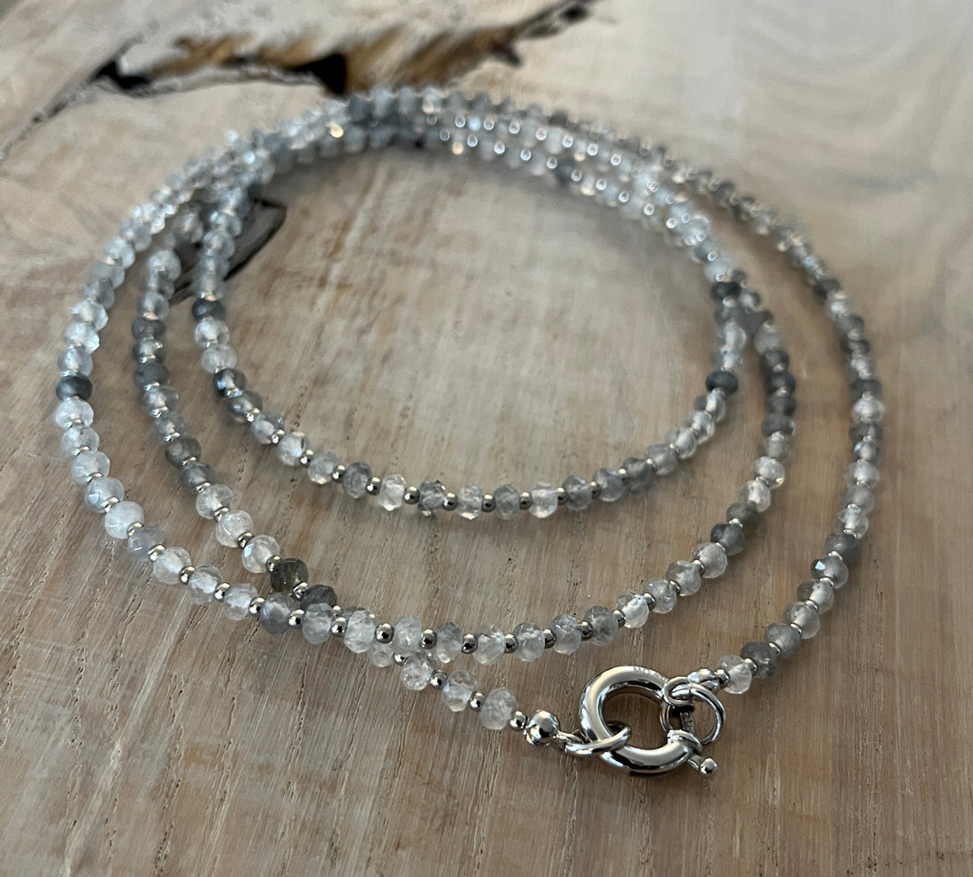 Traumhaft schöne 4mm Silberquarzkette und 925 Sterlingsilberteilchen, der Ringverschluss ist zum öffnen. Kettenlänge 85cm. Ohne Anhänger