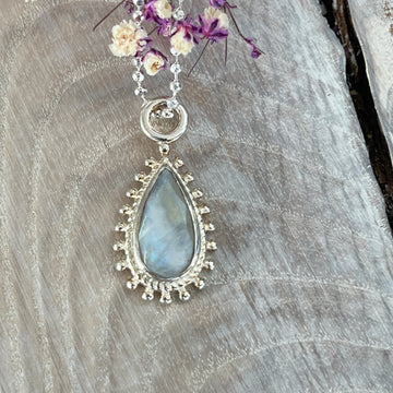 Anhänger tropfen mit facettiertem Regenbogen Mondstein 23x15mm