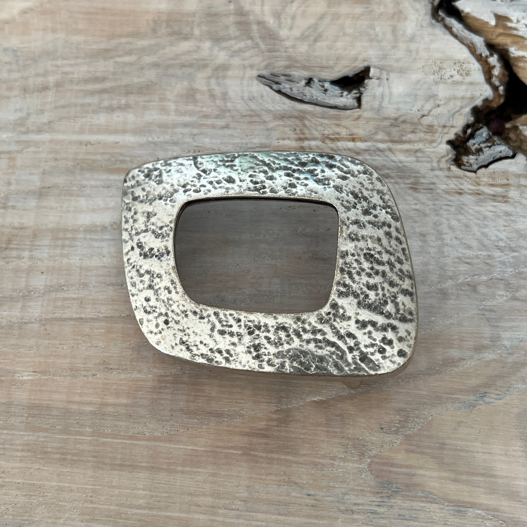 Wechselschnalle ganz schlicht, silberfarben leicht geschwärzt,gehämmerter Look. 5x6,5cm, massiv Metall. Passend für Gürtel bis 4cm Breite