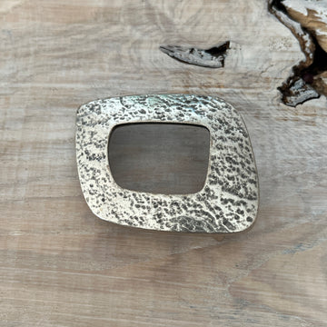 Wechselschnalle ganz schlicht, silberfarben leicht geschwärzt,gehämmerter Look. 5x6,5cm, massiv Metall. Passend für Gürtel bis 4cm Breite