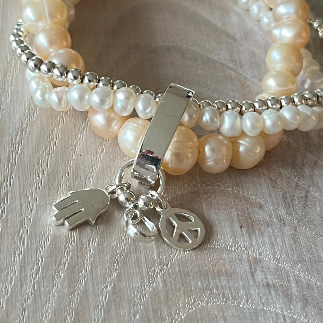 ein Perlenarmband Lachs-rosa 8mm ein Perlenarmband weiss 5mm und ein 925 Sterlingsilber Kugelarmband mit Verschluss zum öffnen mit einem Anhänger Hand Shiva