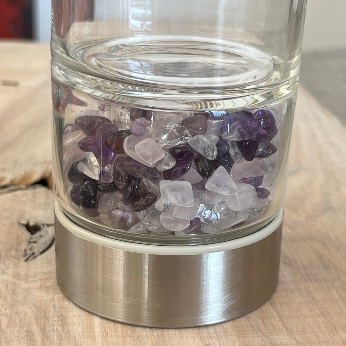 Glastrinkflasche mit Edelsteinen, Amethyst / Rosenquarz/ Bergkristall