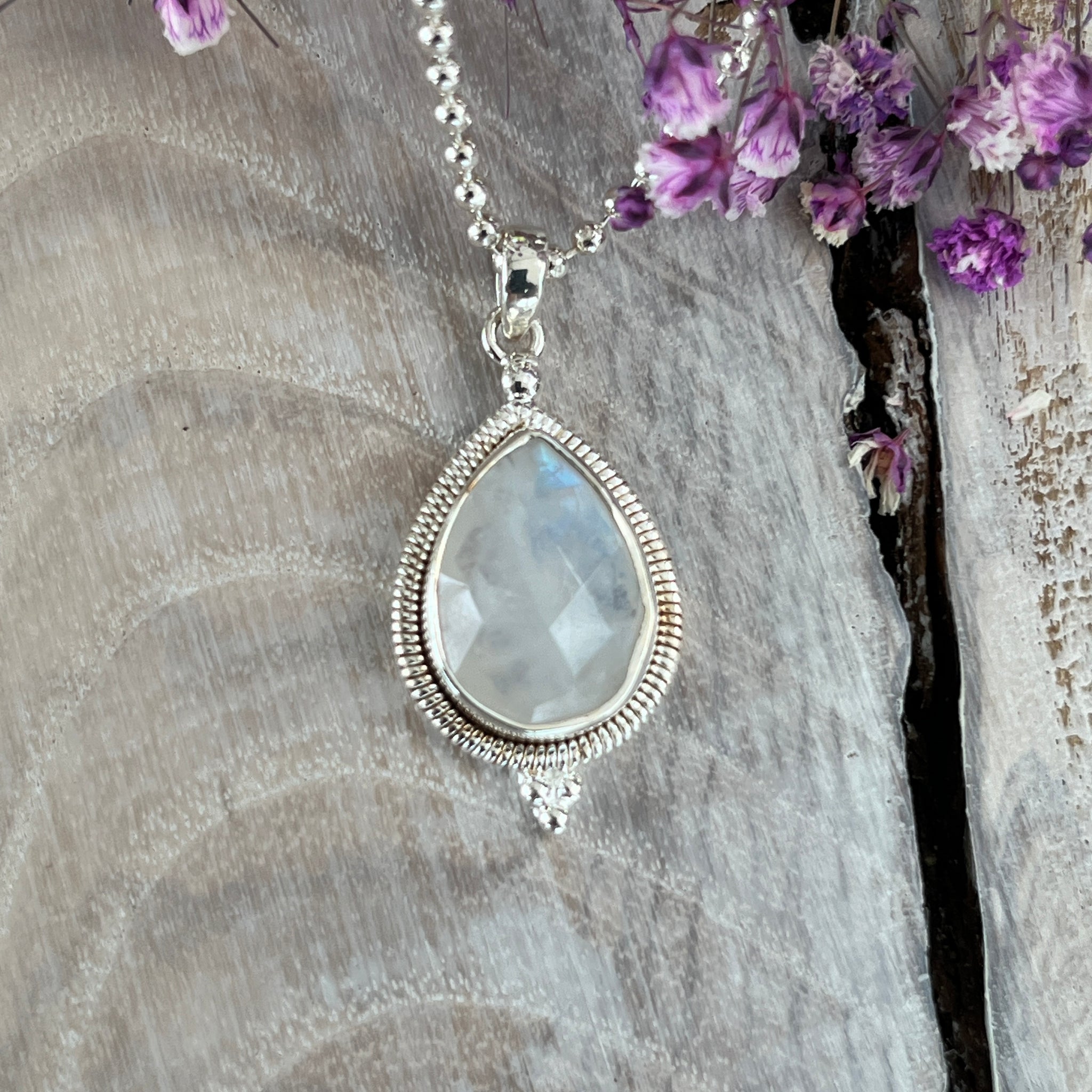 Anhänger Tropfen mit facettiertem Regenbogen Mondstein 26x16 mm
