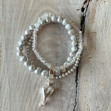 Elastarmband Süsswasserperlen lightgrey 8mm und 4mm mit einem Bergkristall-Armband, der Verschluss und Herzanhänger sind 925 Sterlingsilber
