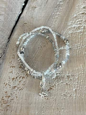 Elastarmband Silberquarz 5mm mit Silberteilen, ein 3mm Labradorit und ein 3mm Regenbogen Mondstein, der Verschluss und das wunderschöne Silberteil sind 925 Sterlingsilber