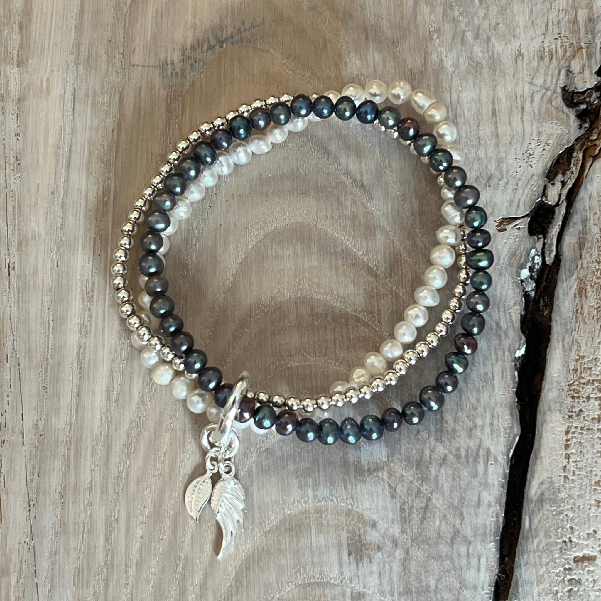 Armband Süsswasserperlen weiss und dunkelgrau je 3mm und 925 Silberkugel-Armband 3mm,die Federli sind 925 Sterlingsilber