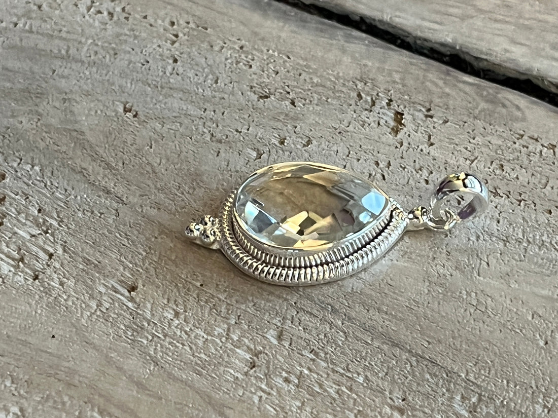 Anhänger Tropfen mit echtem facettiertem Bergkristall 26x16 mm