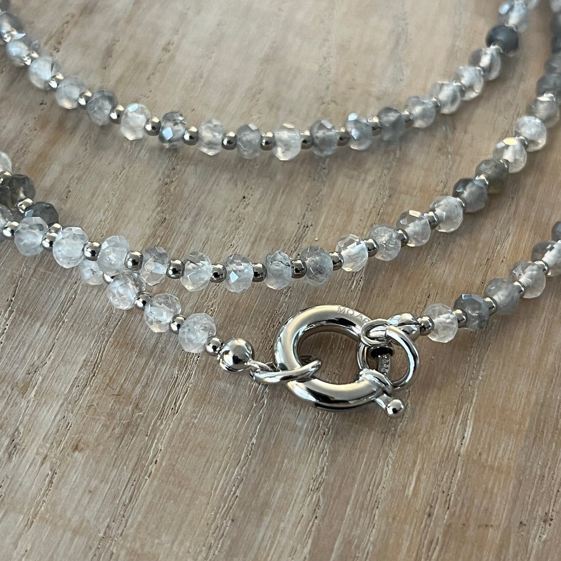 Traumhaft schöne 4mm Silberquarzkette und 925 Sterlingsilberteilchen, der Ringverschluss ist zum öffnen. Kettenlänge 85cm. Ohne Anhänger