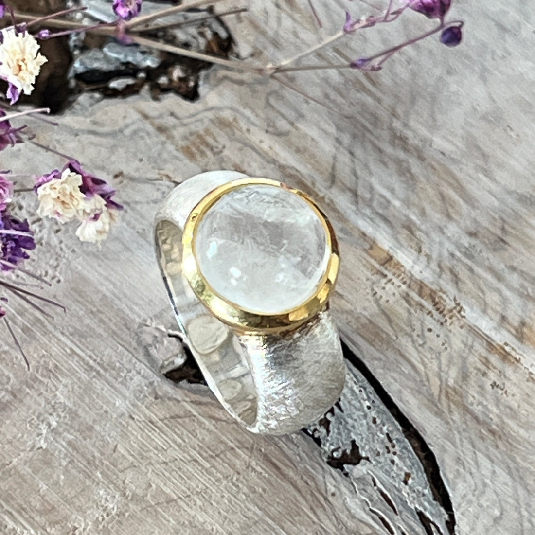 Ring 925 Sterlingsilber mit wunderschönem Regenbogen Mondstein. Die Umrandung des Steins ist Silber matt/vergoldet