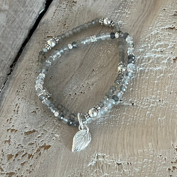 Elastarmband mit zwei verschiedenen Armbändern aus Labradorit mit 925 Sterlingsilber zwischenteilchen, der Anhänger ist ein Blatt aus 925 Sterlingsilber