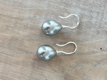 Ohrhänger Muschelkernperle hellgrau 16x12mm in 925 Sterlingsilber glatt glänzend