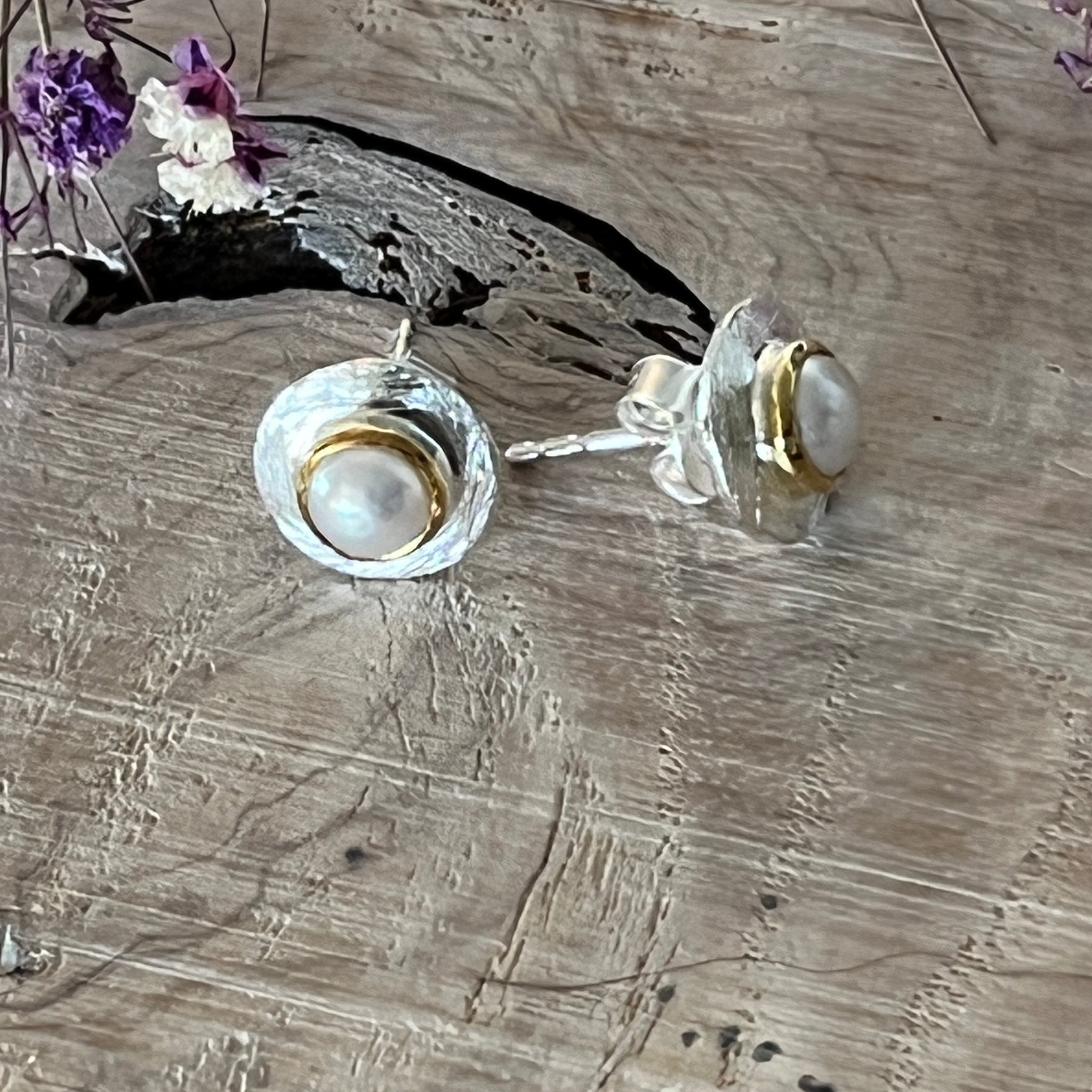 Ohrstecker 925 Sterlingsilber 10mm mit süsser Süsswasserperle. 925 Sterlingsilber matt, Umrandung Perle vergoldet.