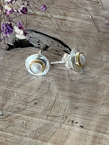 Ohrstecker 925 Sterlingsilber 10mm mit süsser Süsswasserperle. 925 Sterlingsilber matt, Umrandung Perle vergoldet.