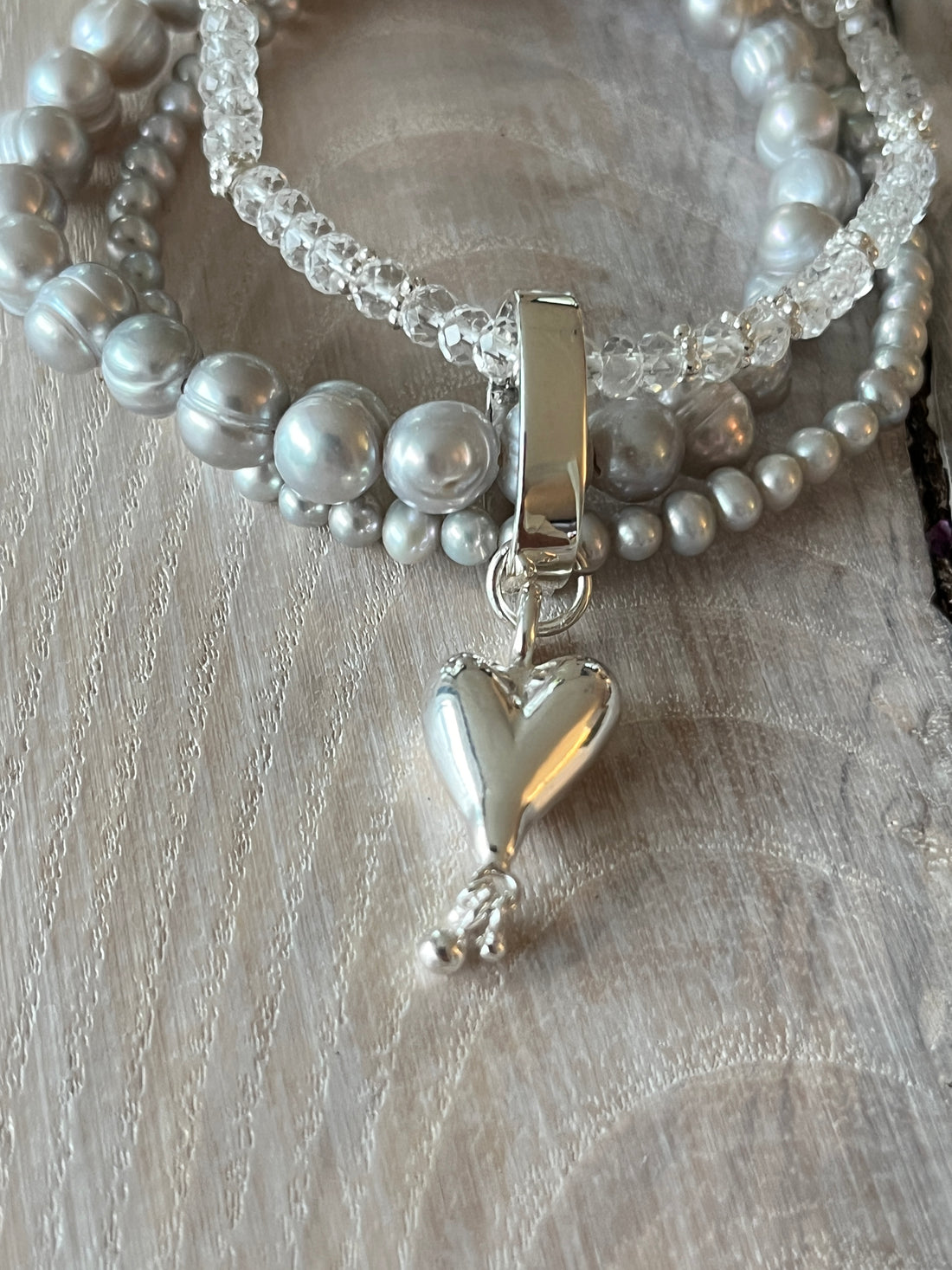 Elastarmband Süsswasserperlen lightgrey 8mm und 4mm mit einem Bergkristall-Armband, der Verschluss und Herzanhänger sind 925 Sterlingsilber