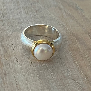 Ring 925 Sterlingsilber mit wunderschöner Süsswasserperle. Die Umrandung des Steins ist Silber matt/vergoldet