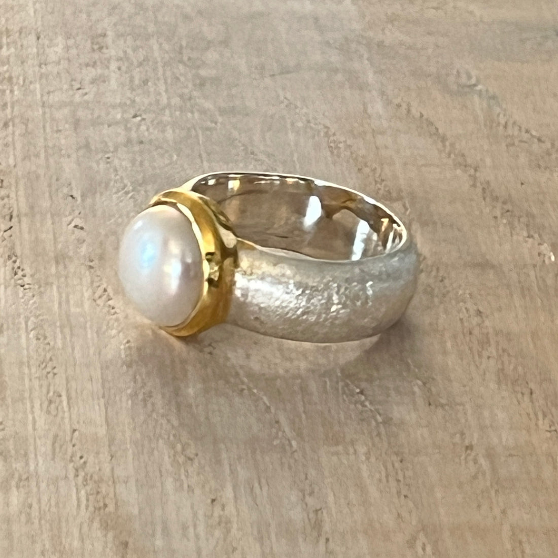 Ring 925 Sterlingsilber mit wunderschöner Süsswasserperle. Die Umrandung des Steins ist Silber matt/vergoldet