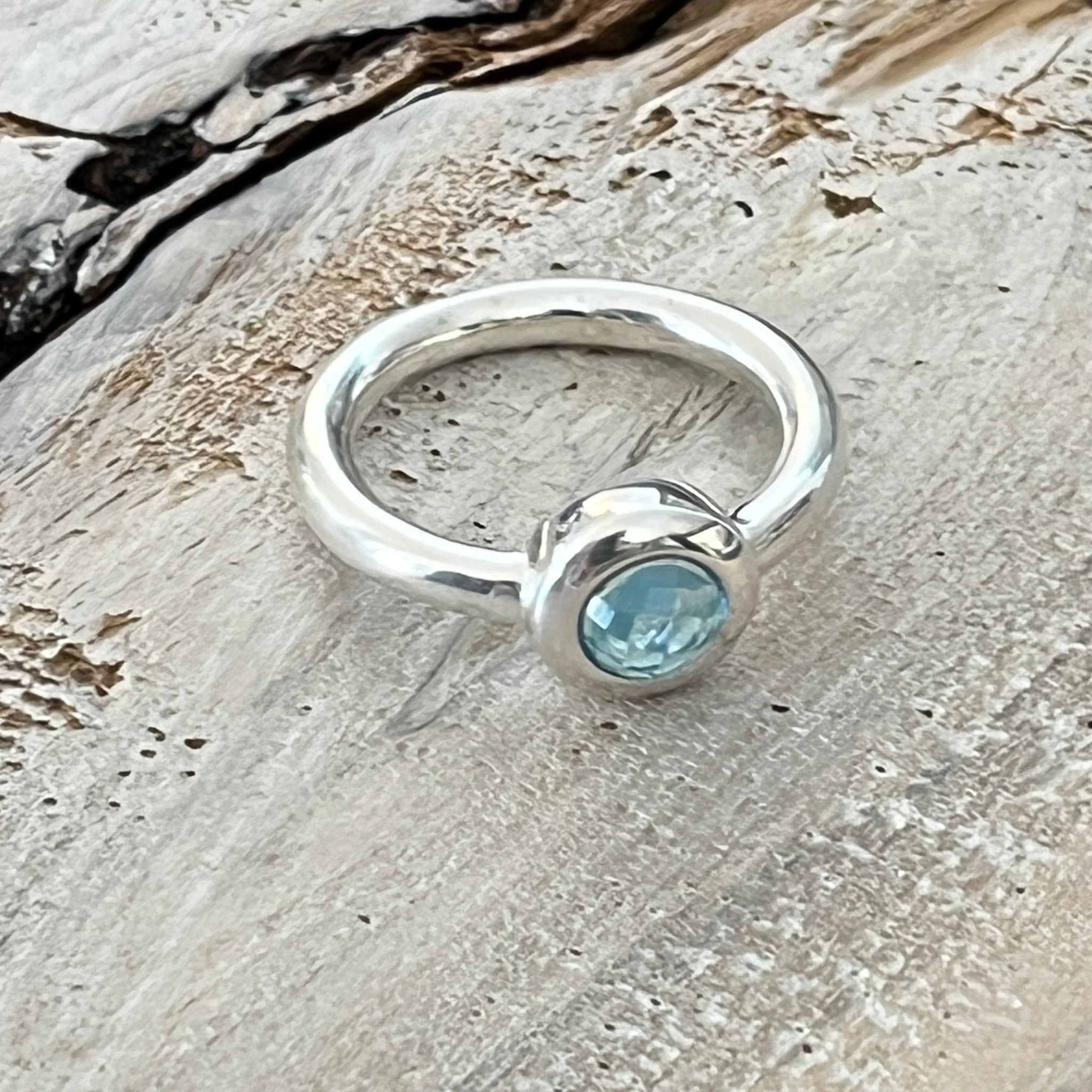 Ring 925 Sterlingsilber mit wunderschönem schlichten Design mit bezauberndem echtem Edelstein, blauer Opal 9mm