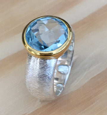 Ring 925 Sterlingsilber mit wunderschönem Topas. Die Umrandung des Steins ist Silber matt/vergoldet