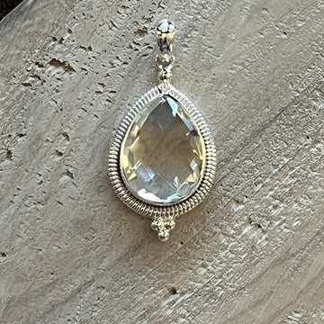 Anhänger Tropfen mit echtem facettiertem Bergkristall 26x16 mm
