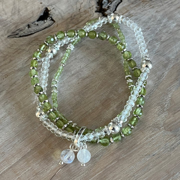 Elastarmband Peridot 4mm mit 925 Silberteilen, ein 4mm Peridot und ein 3mm Regenbogen Mondstein. Der Verschluss und das wunderschöne Silberteil mit Edelsteinkügelchen sind 925 Sterlingsilber