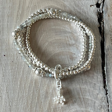 Elastarmband Labradorit 5mm mit Silberteilen, ein 3mm und ein 4mm 925 Silberkugelarmband, der Verschluss und das wunderschöne Silberteil sind 925 Sterlingsilber
