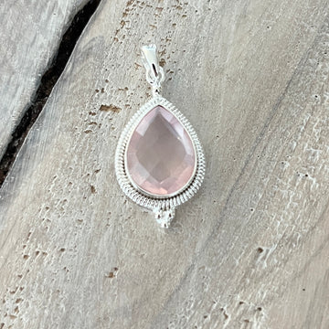 Anhänger Tropfen mit echtem facettiertem Rosenquarz 26x16 mm
