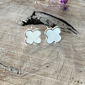 Ohrstecker 9x9mm 925 Sterlingsilber mit Perlmutt in Blumenform