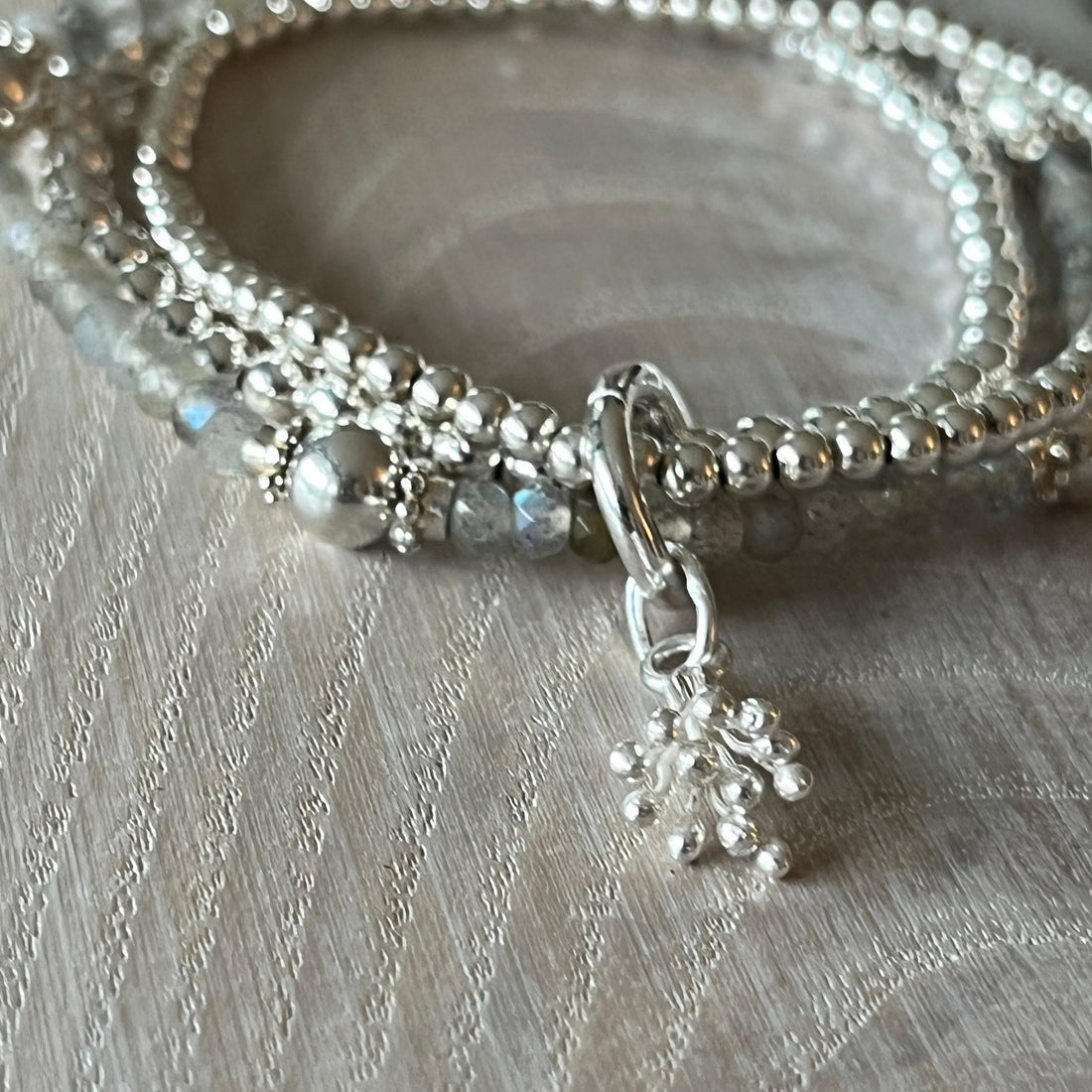 Elastarmband Labradorit 5mm mit Silberteilen, ein 3mm und ein 4mm 925 Silberkugelarmband, der Verschluss und das wunderschöne Silberteil sind 925 Sterlingsilber