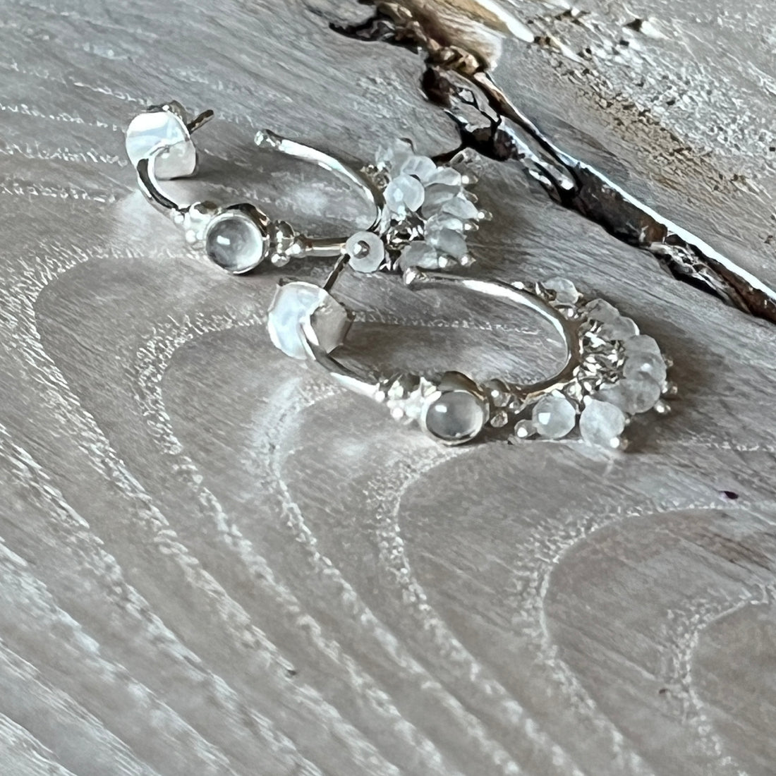 Creolen Ohrstecker 925 Sterlingsilber mit facettiertem Regenbogen Mondstein 10mm