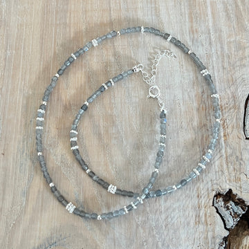 Traumhaft schöne 3mm Labradorit und 925 Sterlingsilberteilchen. Kettenlänge  40cm mit Verlängerung 44cm. Ohne Anhänger