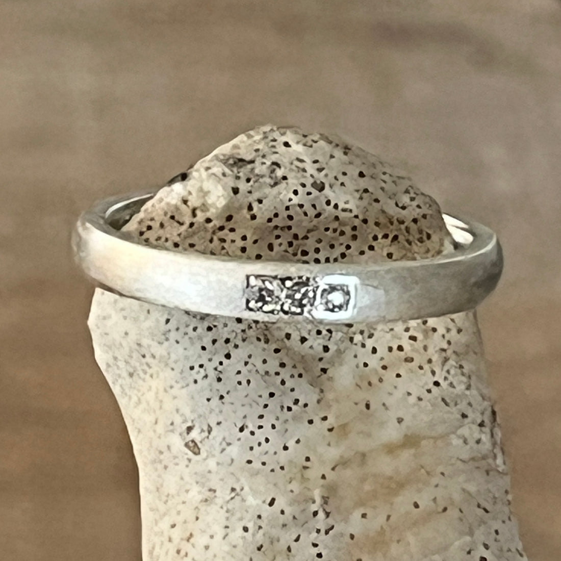 Ring 925 Sterlingsilber matt mit 3 kleinen Zirkonias Breite 3mm