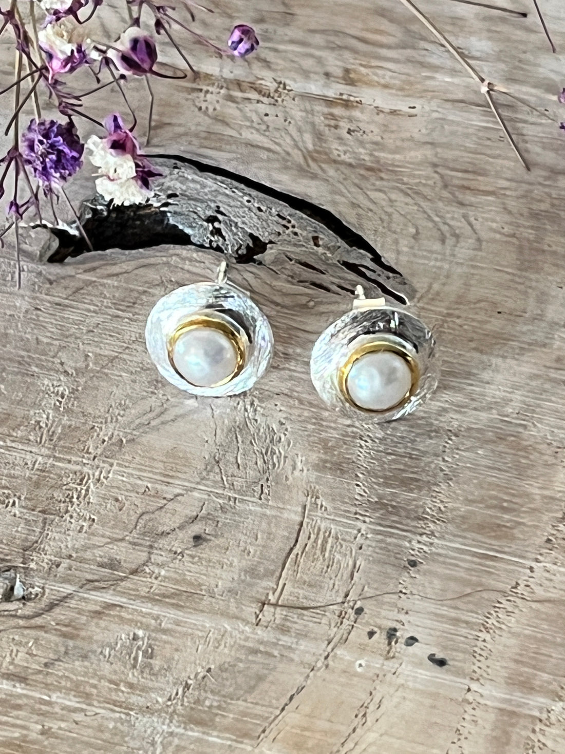 Ohrstecker 925 Sterlingsilber 10mm mit süsser Süsswasserperle. 925 Sterlingsilber matt, Umrandung Perle vergoldet.