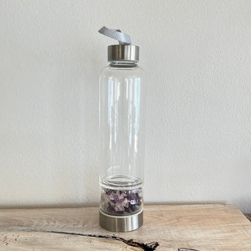 Glastrinkflasche mit Edelsteinen, Amethyst / Rosenquarz/ Bergkristall