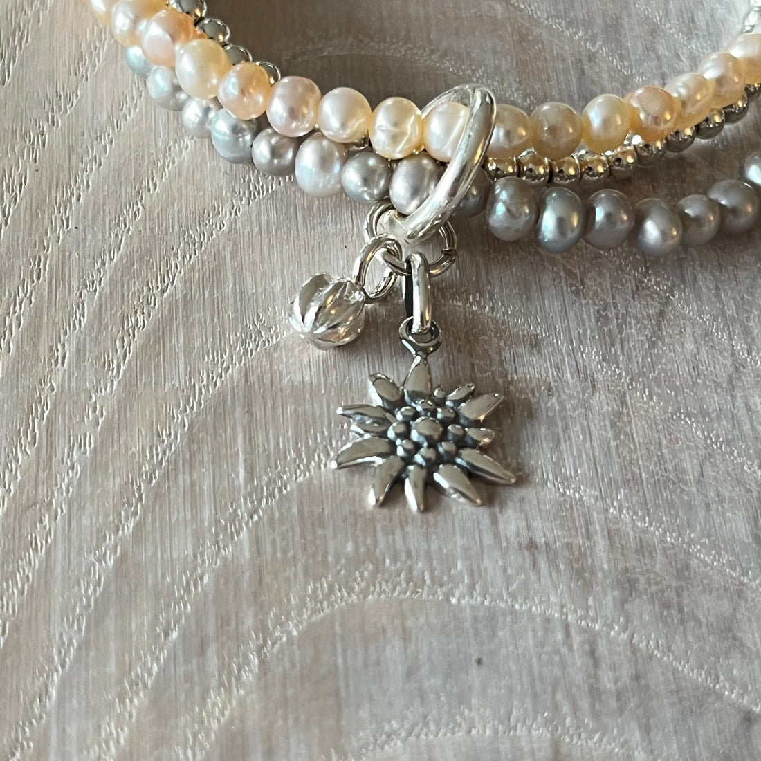 ein Armband Süsswasserperlen weiss und hellgrau je 3mm und ein 925 Silberkugel-Armband 3mm, das Edelweiss und das Kügeli sind 925 Sterlingsilber